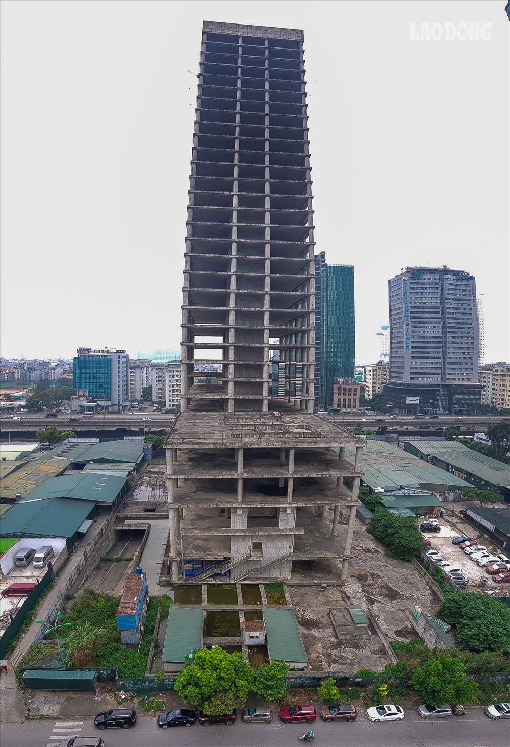 Tuy nhiên, khi xây dựng xong kết cấu chính, dự án bị bỏ hoang. Đến tháng 3.2017, Phó Thủ tướng Trịnh Đình Dũng đã có ý kiến giao Bộ Xây dựng chỉ đạo chuyển nhượng dự án. Nhưng đến nay dự án dở dang Vicem Tower vẫn nằm bất động.  