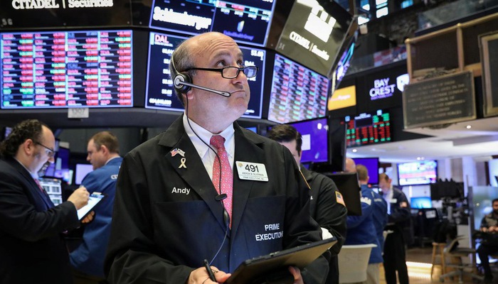 Các nhà giao dịch cổ phiếu trên sàn NYSE ở New York, Mỹ - Ảnh: Reuters.    