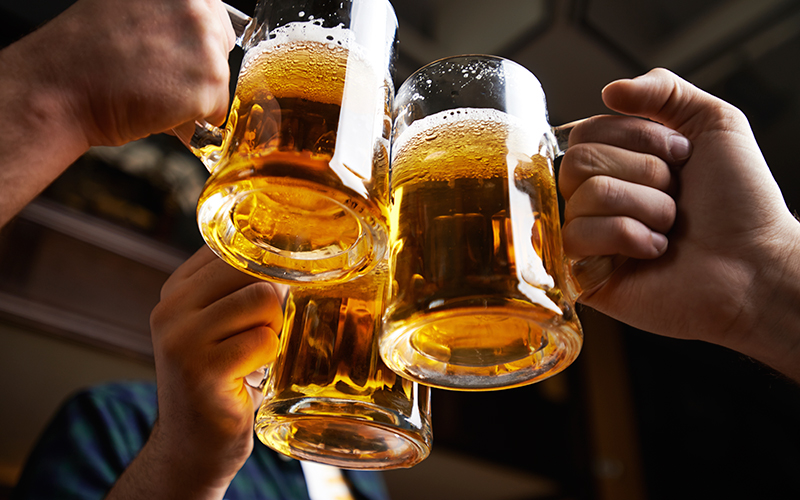 Quản lý và kiểm soát bia rượu và các hệ lụy mà người sử dụng nó gây ra là vấn đề nan giải hiện nay.