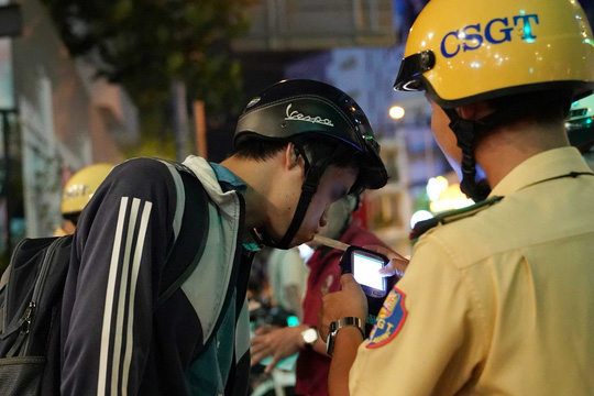 CSGT đo nồng độ cồn người điều khiển phương tiện tham gia giao thôngẢnh: Quang Liêm    