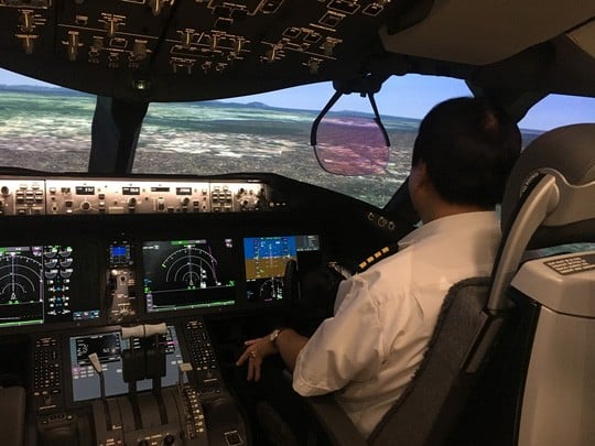 Phi công trong buồng lái mô phỏng dòng Dreamliner 787Ảnh: Thái Phương