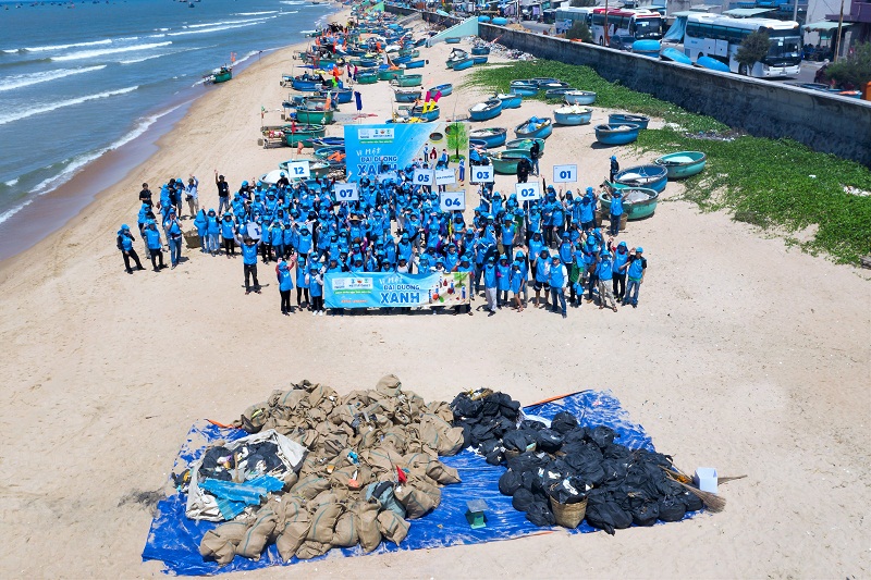  300 nhân viên Công ty Nestlé Việt Nam phối hợp cùng UBND thị trấn Phước Hải thu gom được hơn 1,1 tấn rác các loại 