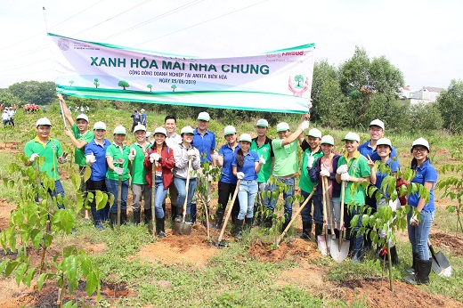 Nhân viên nhà máy Nestlé Đồng Nai trồng cây xanh nhân Tuần lễ Đồng Nai xanh