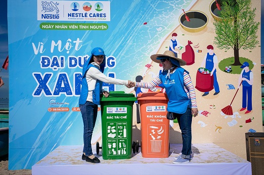 Bà Trương Bích Đào, Giám đốc Nhân sự Nestlé Việt Nam (bên phải) trao thùng phân loại rác cho đại diện lãnh đạo UBND thị trấn Phước Hải