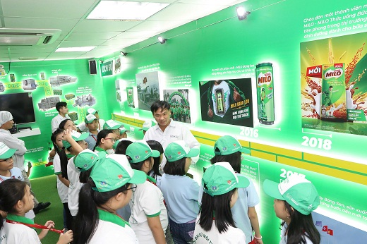 mGreen, Nestlé Việt Nam phối hợp cùng Ban giám hiệu Trường Tiểu học Vinschool Central Park tổ chức cho các em học sinh tham quan nhà máy Nestlé Bình An, một trong tất cả nhà máy đạt yêu cầu không có rác thải chôn lấp của công ty