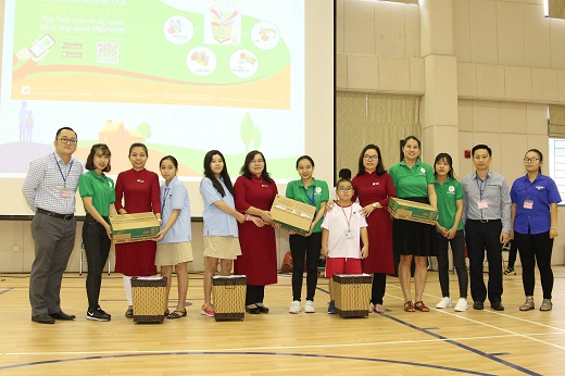 Đại diện Nestlé Việt Nam, mGreen, Ban giám hiệu Trường Tiểu học Vinschool Central Park và Thành đoàn TPHCM trao tượng trưng mỗi lớp học một sọt để đựng rác tái chế (giấy, nhựa, nilon, kim loại)