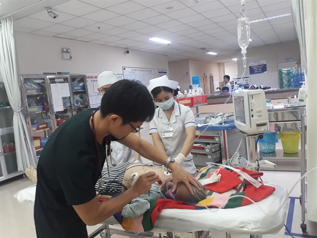 Một ca bệnh nặng vừa được xe cấp cứu đưa vào Bệnh viện Đa khoa Đồng Nai cấp cứu