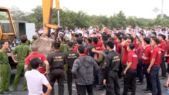 Nhân viên Alibaba ngăn cản lực lượng chức năng cưỡng chế tại khu đất ở xã Tóc Tiên, thị xã Phú Mỹ Ảnh: BÍCH NGỌC    