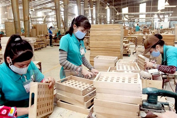 Việt Nam đã phát hiện nhiều giấy tờ chứng nhận nguồn gốc sản phẩm giả mạo trên các hàng nông nghiệp, dệt may, thép... Ảnh: laodong.vn  