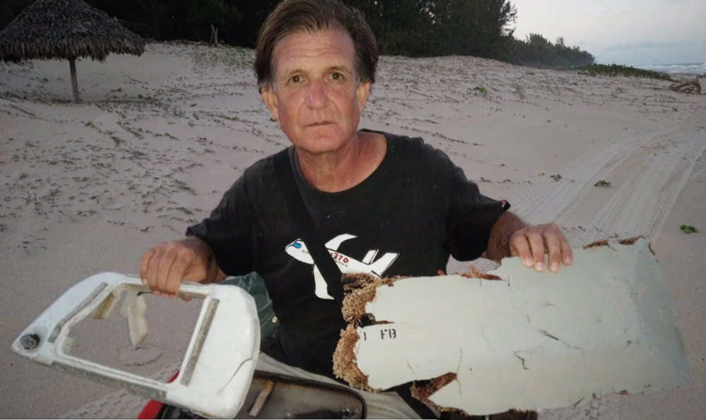 Ông Gibson tìm thấy mảnh vỡ máy bay trên đảo Nosy Boraha, Madagascar. Ảnh: EPA  