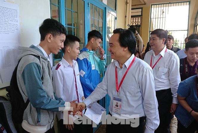 Bộ trưởng Phùng Xuân Nhạ thăm điểm thi tại trường THPT Cư Mgar  