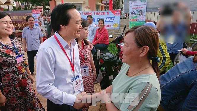 Bộ trưởng Phùng Xuân Nhạ thăm hỏi phụ huynh đưa con em đi thi
