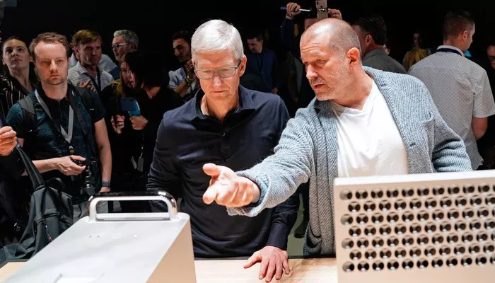 CEO Tim Cook (trái) và Giám đốc thiết kế Jony Ive của Apple - Ảnh: Reuters.    