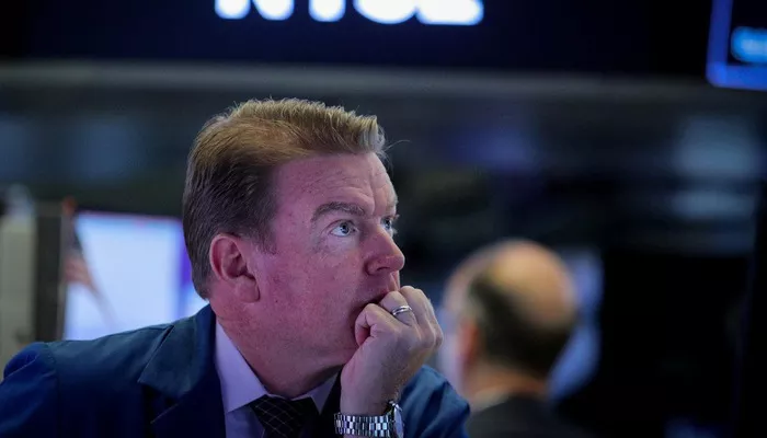 Một nhà giao dịch cổ phiếu trên sàn NYSE ở New York, Mỹ - Ảnh: Reuters.    