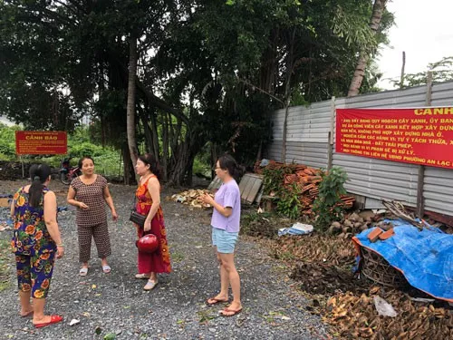 Nhóm khách hàng bị lừa sau khi mua lô đất kế chung cư Lý Chiêu Hoàng, đường Lâm Hoành, phường An Lạc, quận Bình Tân, TP HCM Ảnh: Lê Phong