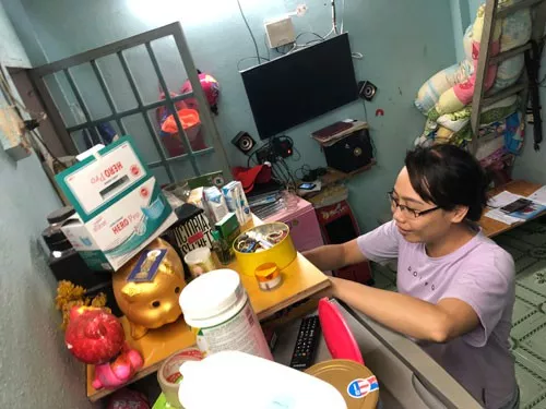 Chị Phạm Thị Kim Trang vừa phải tiếp tục sống trong nhà trọ vừa phải đối mặt với khoản nợ hơn 500 triệu đồng Ảnh: Lê Phong