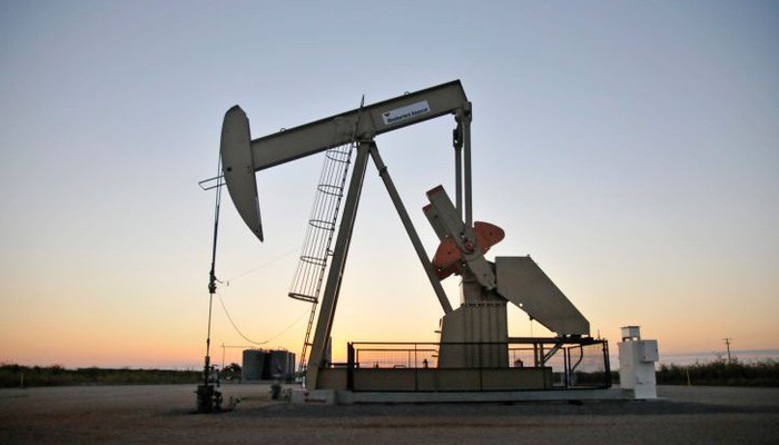 Giá dầu thế giới giằng co mạnh thời gian gần đây do sự tác động của những yếu tố trái chiều - Ảnh: Reuters/CNBC.    