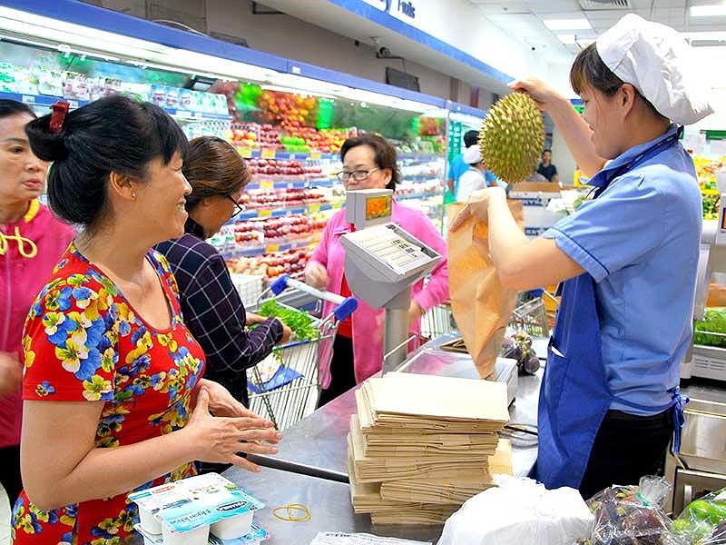 Các nhà bán lẻ nội như Saigon Co.op liên tục thay đổi để đáp ứng hành vi mua sắm thay đổi rất nhanh chóng của người tiêu dùng Việt Nam. Ảnh: TÚ UYÊN    