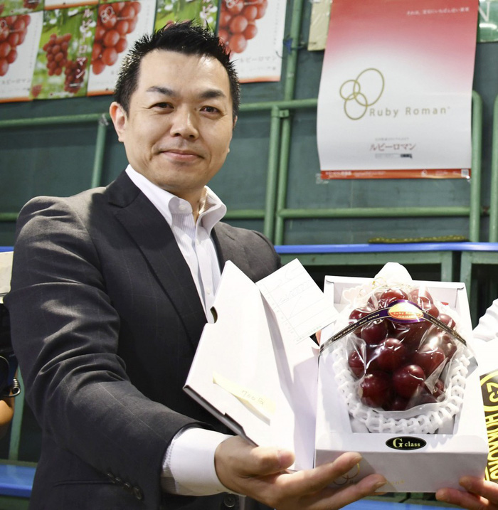 Takashi Hosokawa - người trả giá 11.000 USD cho chùm nho Ruby Romance - Ảnh: Kyodo News.    