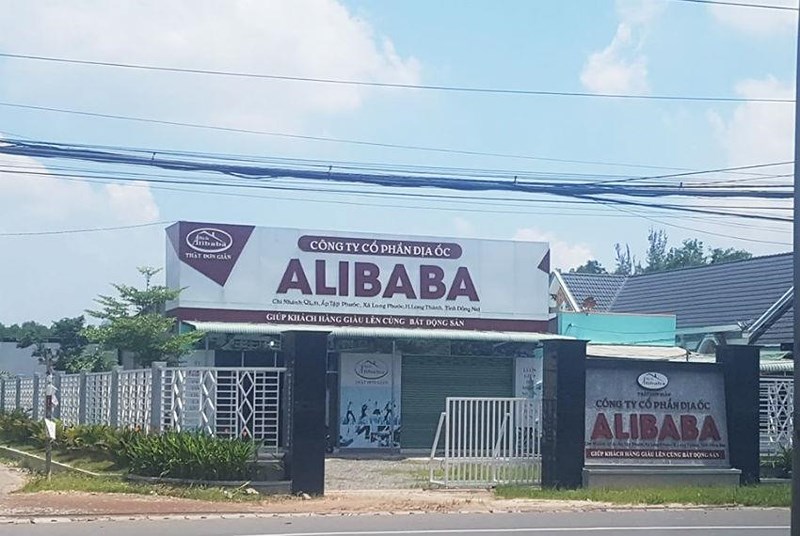 Văn phòng công ty địa ốc Alibaba tại huyện Long Thành không bóng người. Ảnh: Vũ Hội