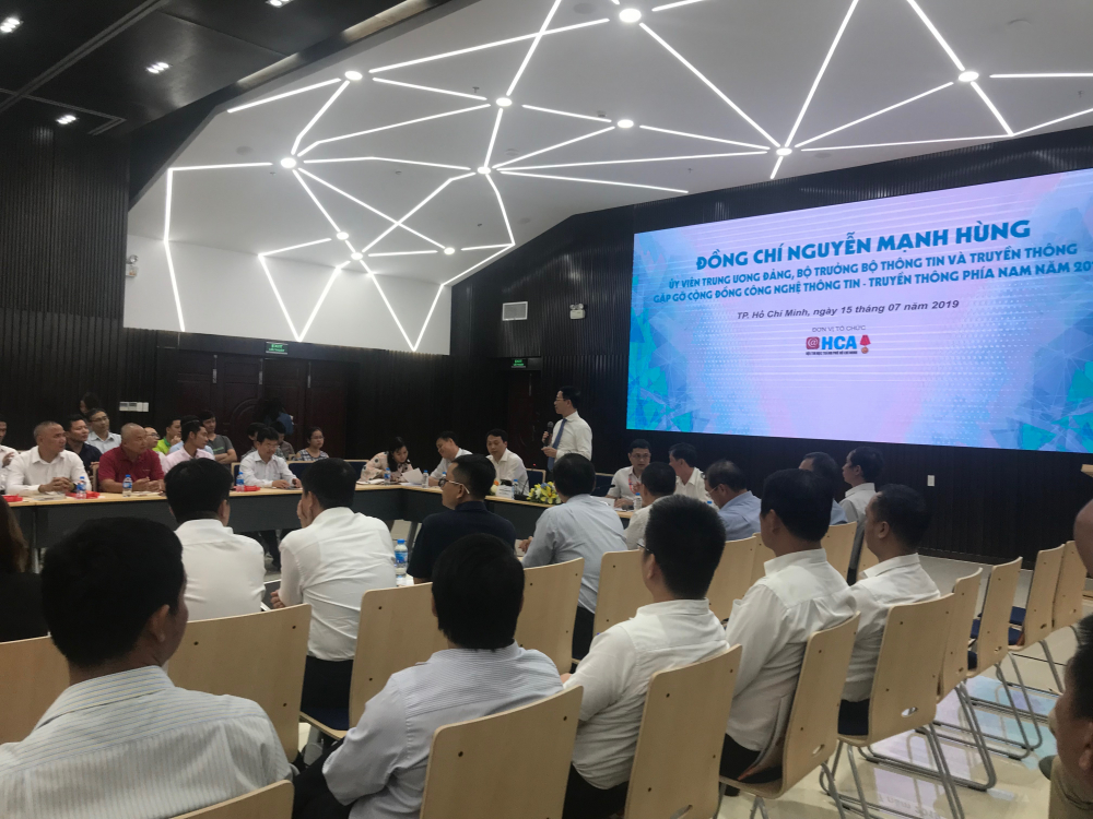 Bộ trưởng Bộ Thông tin và Truyền thông Nguyễn Mạnh Hùng gặp gỡ các doanh nghiệp CNTT phía Nam ngày 15/7. Ảnh: Kim Ngọc