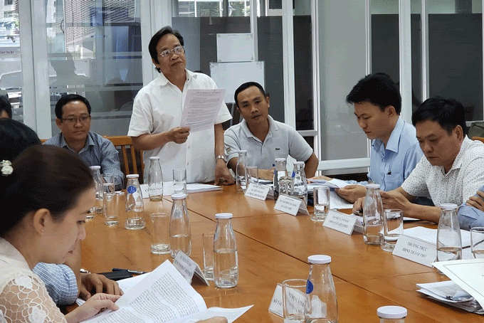 Ông Lê Thành Thương trình bày tại buổi đối thoại với lãnh đạo thành phố Đà Nẵng ngày 9/5 vừa qua.    