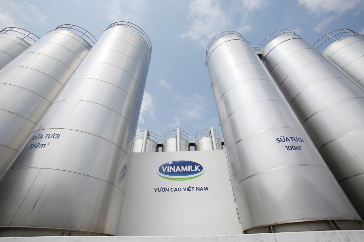 Hệ thống bồn chứa sữa tươi nguyên liệu khổng lồ tại nhà máy sữa Việt Nam của Vinamilk tại Bình Dương.