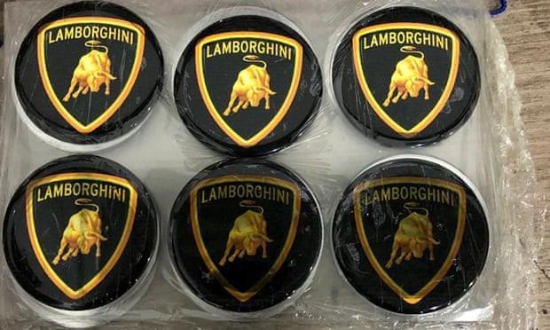 Các huy hiệu với logo của hãng xe Lamborghini được tìm thấy tại nhà máy chế tạo siêu xe dỏm. Ảnh: AP.   