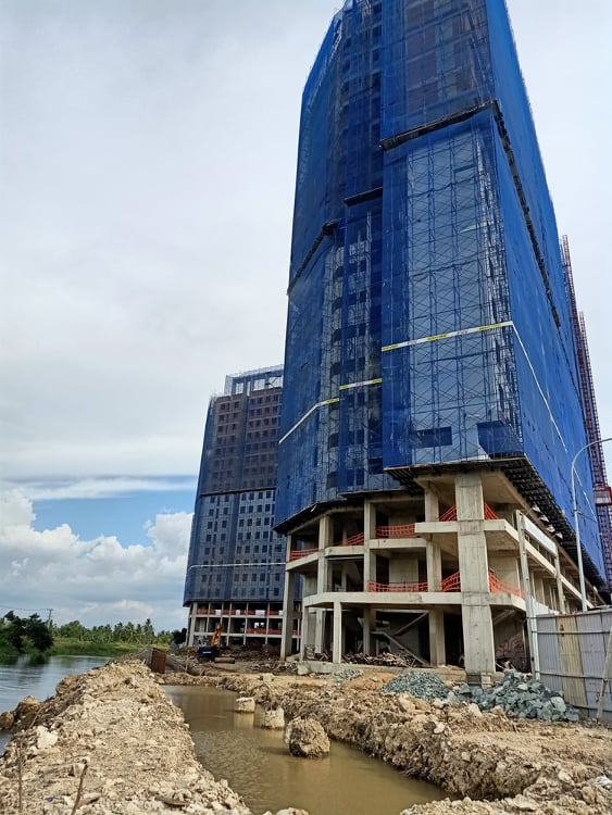 Công trình dự án Marina Tower đã hoàn thành phần thô với 22 tầng, nhiều hơn số tầng được cấp phép. Ảnh: V.D    