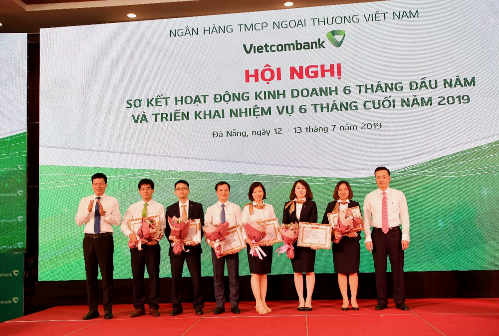 Tổng giám đốc Phạm Quang Dũng (ngoài cùng bên phải) và Phó Tổng Giám đốc Phạm Mạnh Thắng (ngoài cùng bên trái) tặng Giấy khen và hoa cho 08 cá nhân có thành tích trong hoạt động khoa học