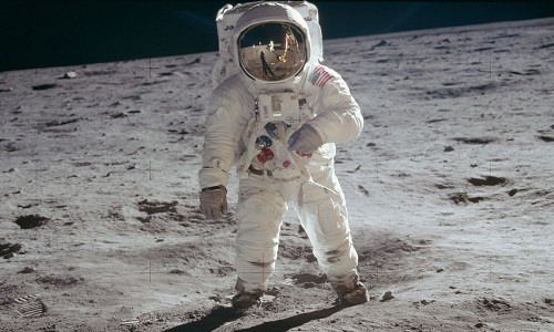 Buzz Aldrin đứng trên Mặt Trăng. Ảnh: NASA.  