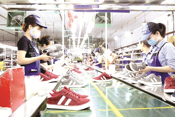 Dù kim ngạch xuất khẩu đang đứng thứ 2 trên thế giới, nhưng ngành da giày Việt chủ yếu là gia công và chưa có thương hiệu.