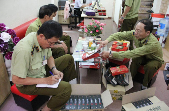 Cơ quan chức năng kiểm tra một cơ sở kinh doanh thực phẩm chức năng trên địa bàn Hà Nội.
