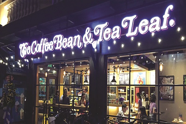 Một quán Coffee Bean trên đường Hai Bà Trưng, một trong những tuyến đường có giá thuê đắt nhất TP.HCM. Chi phí mặt bằng đắt đỏ là một trong các nguyên nhân chính gây lỗ với Coffee Bean và giảm bớt lợi nhuận của Highlands. (Ảnh: TVN).