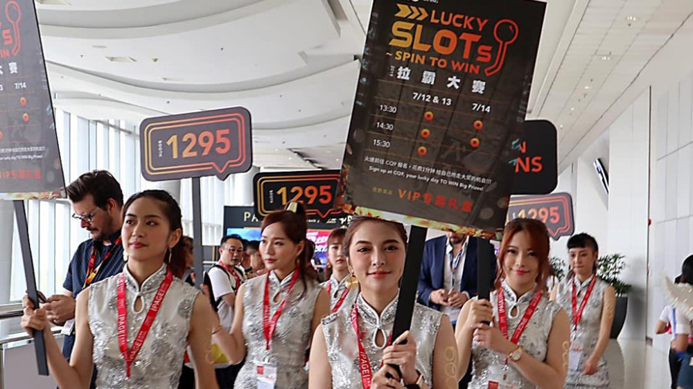 Hơn 100.000 lao động Trung Quốc tới Philippines làm việc trong ngành cờ bạc. Ảnh: Cliff Venzon.