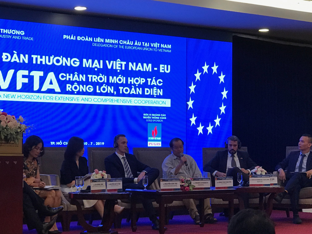 Ông Đặng Phúc Nguyên, Tổng thư ký Hiệp hội Rau quả Việt Nam (áo xám ở giữa) thông tin về tình hình xuất khẩu rau quả Việt Nam sang EU. Ảnh: Kim Ngọc