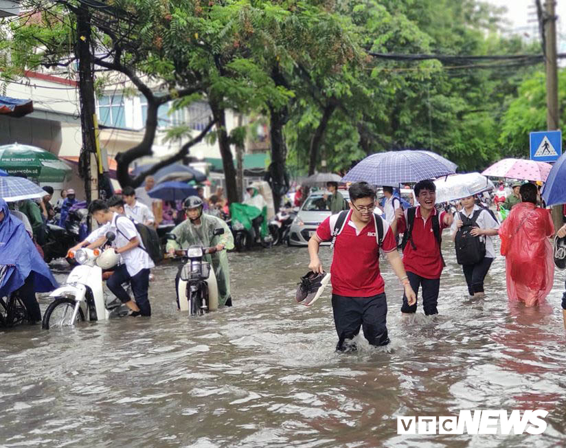     Cơn mưa lớn chiều 30/7 khiến nhiều tuyến phố ở Hà Nội ngập sâu.   