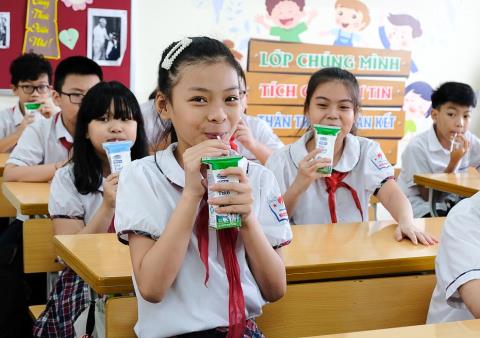 Học sinh ở Hà Nội uống sữa học đường.