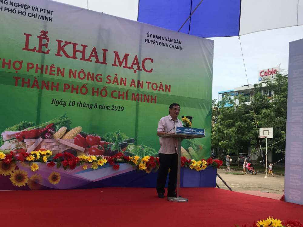 Ông Nguyễn Văn Trực, Phó Giám đốc Sở NN&PTNT TP.HCM phát biểu tại buổi khai mạc Chợ phiên nông sản an toàn tại huyện Bình Chánh cuối tuần qua. Ảnh: Kim Ngọc