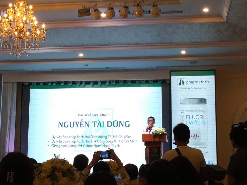 Bác sĩ Nguyễn Tài Dũng đang thuyết trình về Flour và sản phẩm FLuor Daglig mới nhập khẩu vào thị trường Việt
