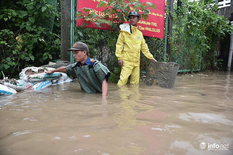 Đường gom Đại lộ Thăng Long (đoạn qua hầm chui ngã ba Thiên đường Bảo Sơn) - cứ mưa là ngập.