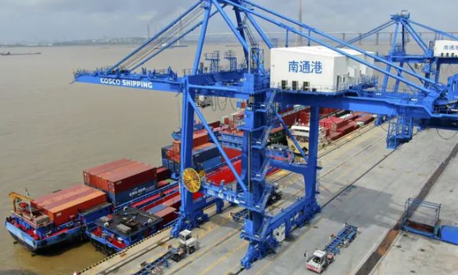 Các tàu chở hàng bốc dỡ hàng hóa tại một bến cảng ở Nantong, Trung Quốc. Trung Quốc đã bán 539 tỷ USD hàng hóa sang Mỹ trong năm 2018. Ảnh: AP