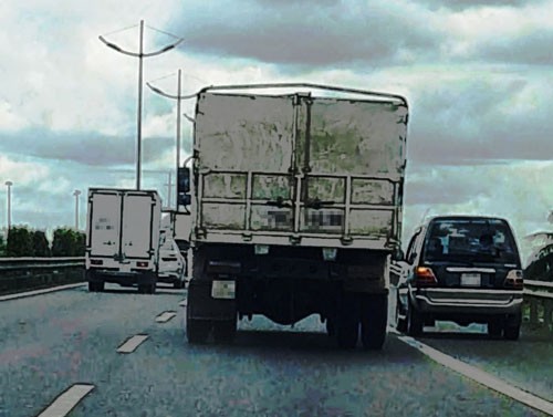 Xe tải “bò” trên đường cao tốc, buộc chiếc ôtô 7 chỗ muốn vượt đành phải chạy vào làn dừng khẩn cấp. Ảnh: MINH SƠN