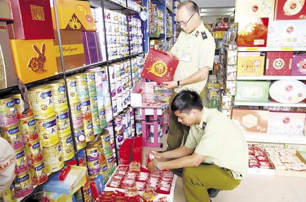 Cán bộ QLTT kiểm tra mặt hàng bánh trung thu.