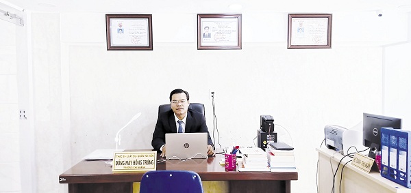 Thạc sĩ - luật sư Đổng Mây Hồng Trúng.