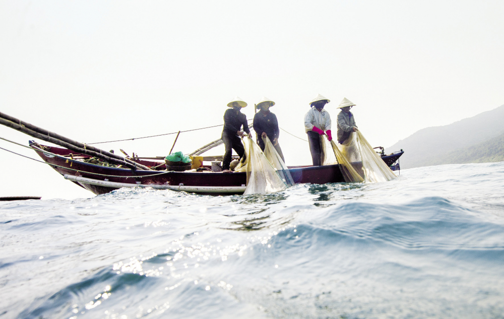 Những ngư dân đánh cá bằng chiếc thuyền nhỏ ven biển Sơn Trà.