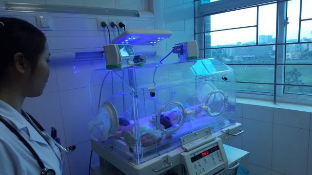 Chiếu đèn chữa vàng da bệnh lý cho trẻ sơ sinh tại bệnh viện. Ảnh: H.Hải