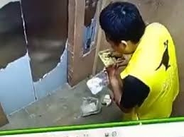 Một nhân viên giao hàng ở Trung Quốc ăn vụng thức ăn trước khi giao cho khách bị camera ghi lại