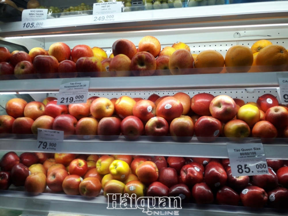 Trái cây nhập khẩu giảm giá mạnh ở hàng loạt siêu thị nên trái cây ở kênh bán hàng truyền thống như chợ, cửa hàng nhỏ lẻ trở nên khó bán hơn. Ảnh: ĐH