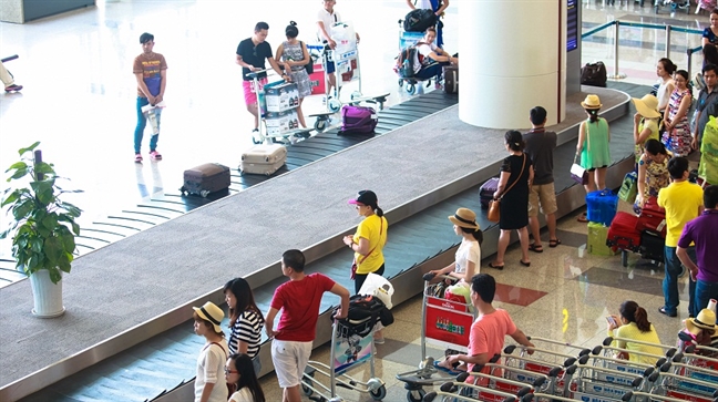 Hành khách đợi lấy hành lý tại sân bay Nội Bài